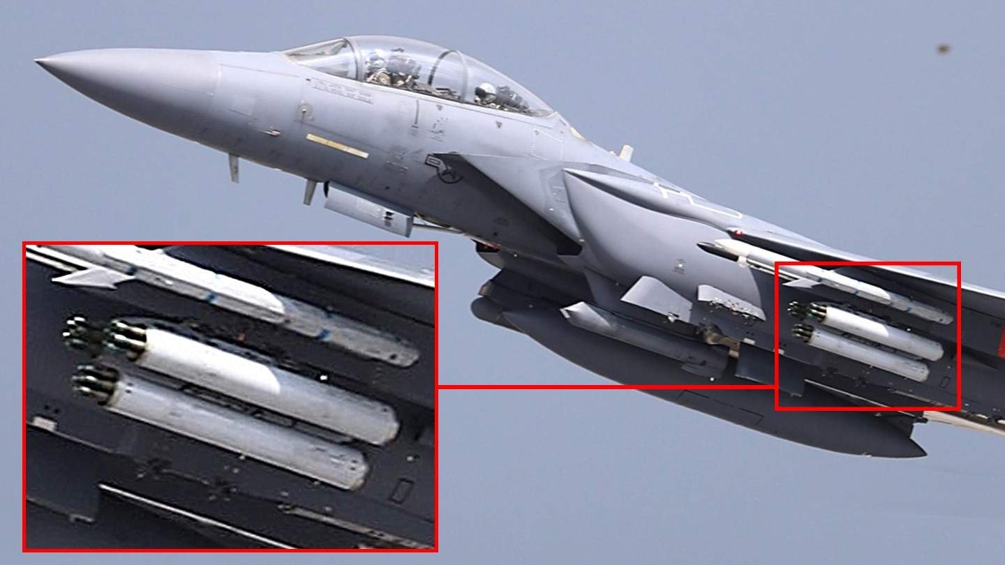 طائرة F-15E تتحول إلى منصة صواريخ متحركة بحمولة 42 صاروخًا