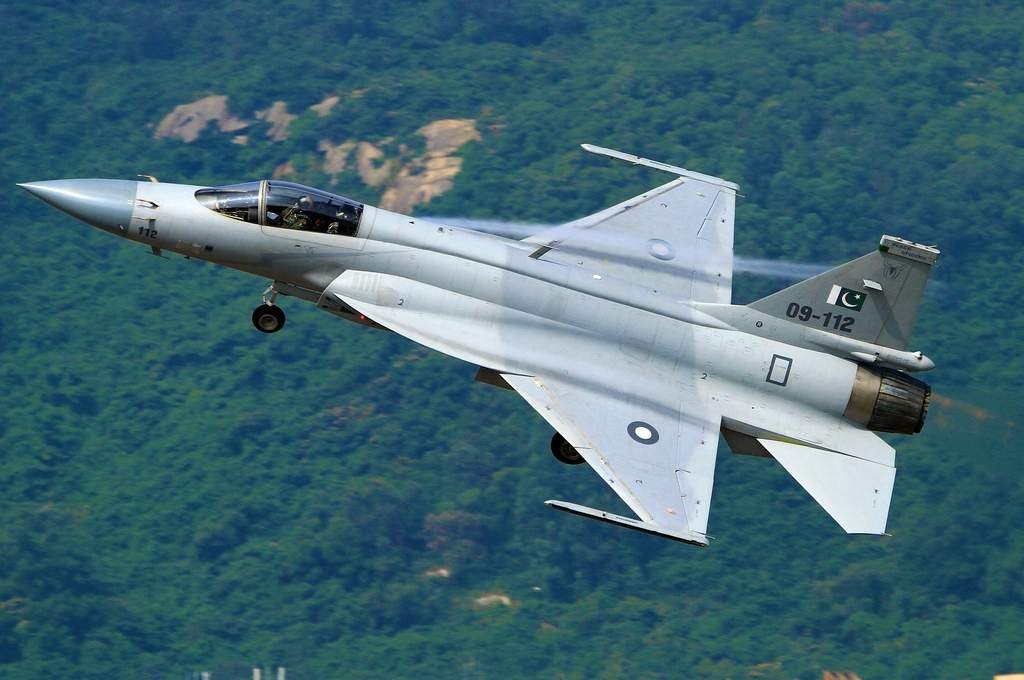 معركة التفوق الجوي بين الهند وباكستان: مقاتلات 'رافال' في مواجهة JF-17.. من يملك اليد العليا؟