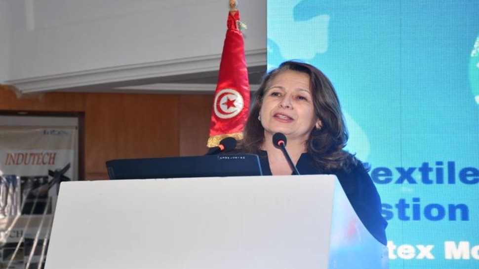 وزيرة الصناعة تدعو إلى حسن التصرف في المياه في قطاع النسيج
