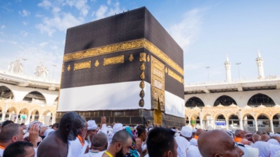 حجاج بيت الله يؤدون طواف الإفاضة