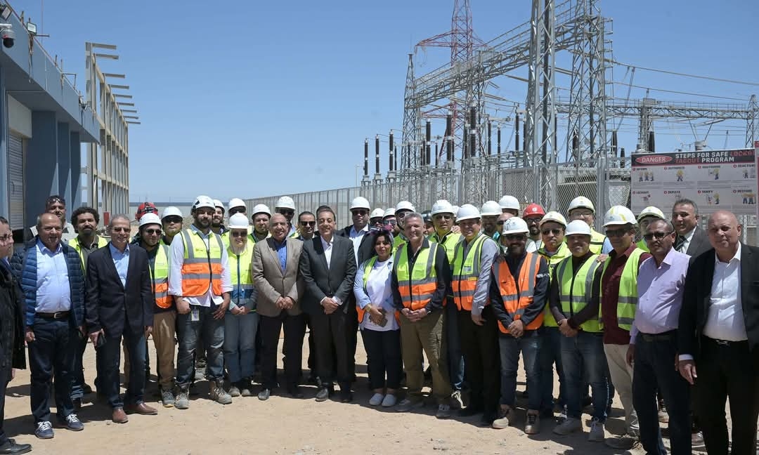 رئيس الوزراء يتفقد محطة 'أمونت' لطاقة الرياح برأس غارب