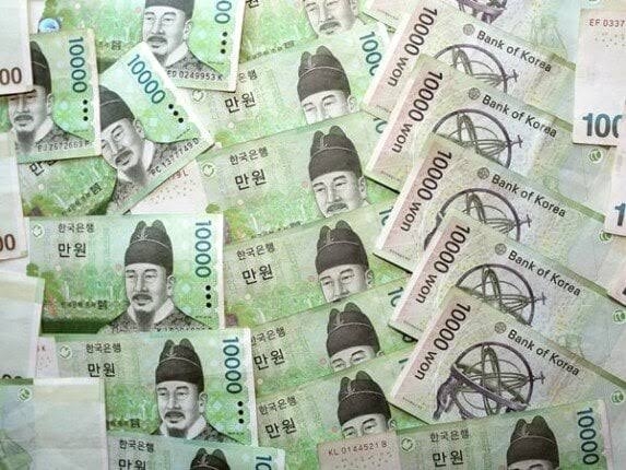 الوون الكوري يهبط لأدنى مستوى في 16 عامًا وسط مخاوف من الرسوم الجمركية الأمريكية