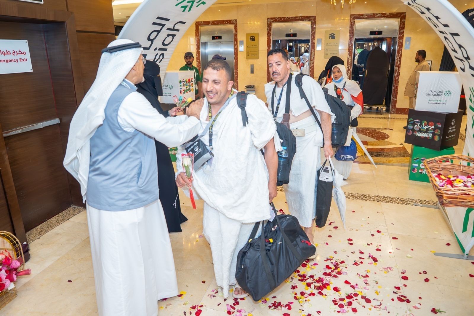 Photos of pilgrims' arrival are attached