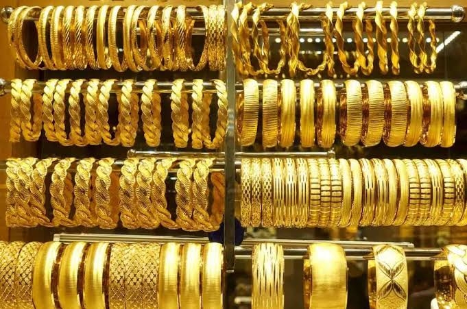أسعار الذهب ترتفع بدعم من تراجع الدولار وترقب قرارات الفيدرالي