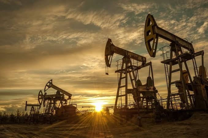 انخفاض أسعار النفط عالميًا بفعل قوة الدولار وتوقعات بزيادة إنتاج أوبك+