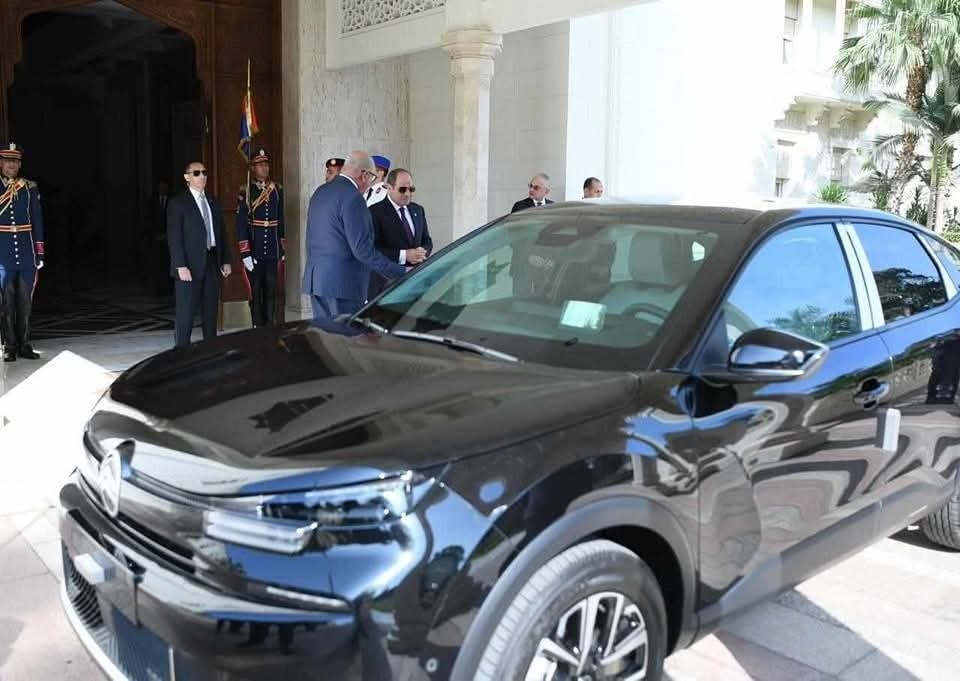 السيسي يتفقد سيارة سيتروين C4X المصنّعة محليًا بمكونات مصرية بنسبة 45%