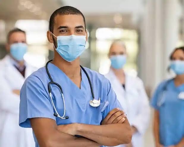 وزارة العمل تعلن عن فرص عمل للأطباء المصريين بدولة خليجية برواتب مجزية