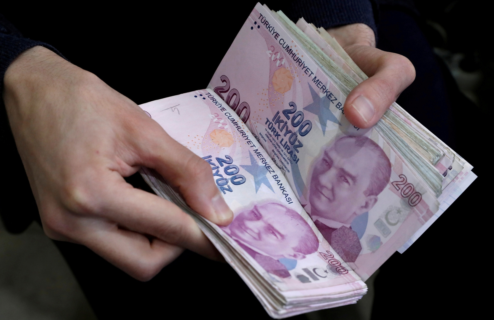 المركزي التركي يبقى على أسعار الفائدة عند 46%