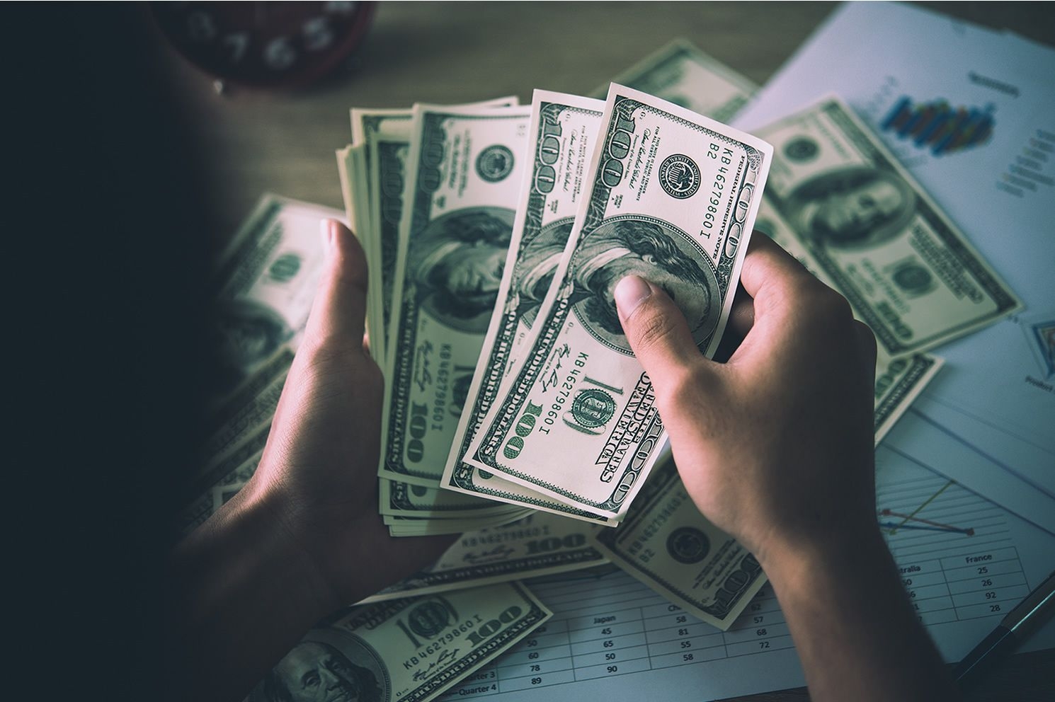الدولار يفقد 10% من قيمته أمام سلة من العملات الرئيسية