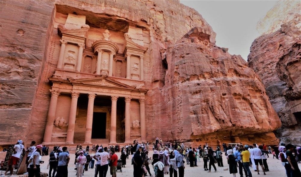 مشروع نظام يلغي متطلبات الترخيص لمقدمي خدمات أدلاء السياح