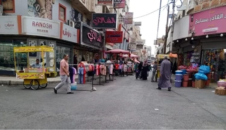 بلدية إربد الكبرى تزيل 'مظلات' اسمنتية آيلة للسقوط وسط المدينة