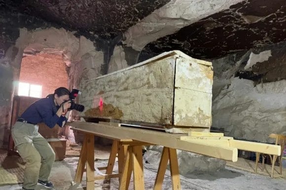 فرق فرنسية تعثر على ناووس مصري من عصر الدولة الوسطى في الأقصر