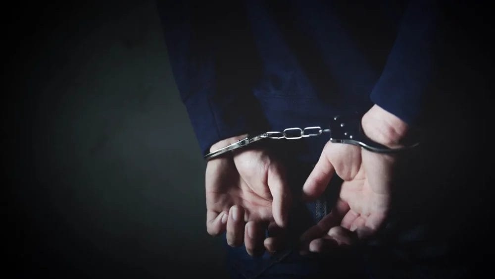 القبض على مهربي مخدرات ومطلوبين خطرين مرتبطين بعصابات إقليمية بالرويشد