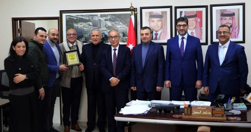 مستشفى الجامعة يتسلّم جهازًا لإجراء عمليات السّاد من مستودع أدوية الحديثة