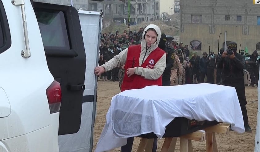 الصليب الأحمر يتسلم جثامين 4 إسرائيليين في غزة