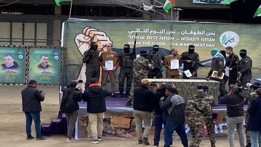 تسليم 3 محتجزين إسرائيليين في قطاع غزة ضمن اتفاقية وقف إطلاق النار