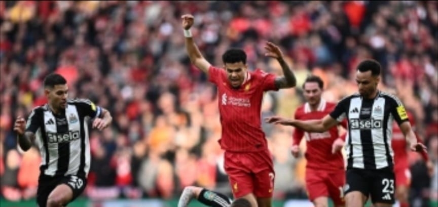 نيوكاسل يونايتد يهزم ليفربول ويتوّج بلقب كأس الرابطة الإنجليزية