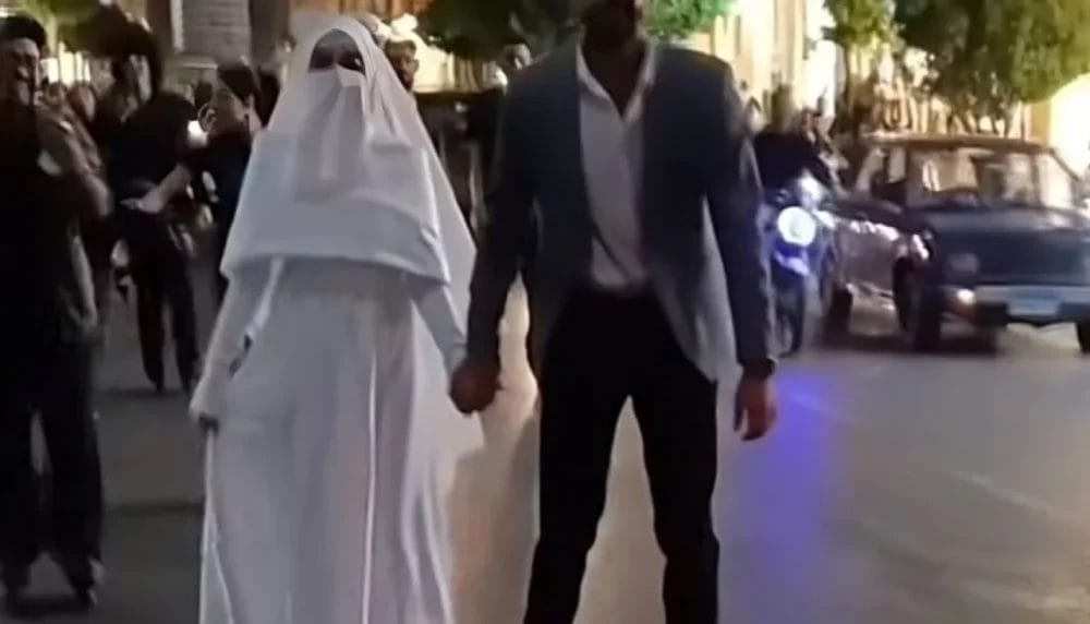 زفة على الزلاجات.. عروسان مصريان يشعلان مواقع التواصل!