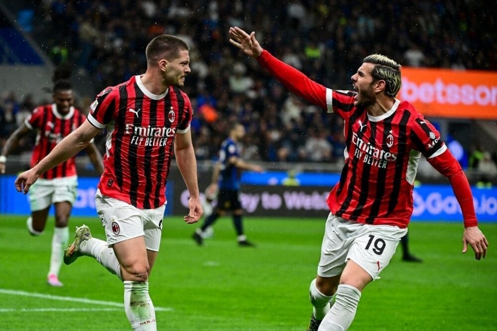 ميلان يتخطّى إنتر ويعبر إلى نهائي كأس إيطاليا