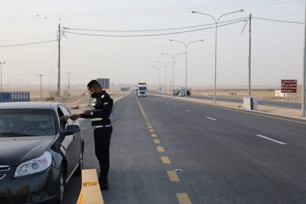 ضبط مركبات يقودها سائقون غير مرخصين و5 إصابات ووفاة على الطرق الخارجية