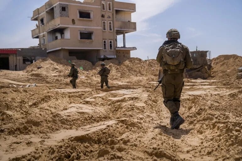 انهيار مبنى على جنود الاحتلال في رفح