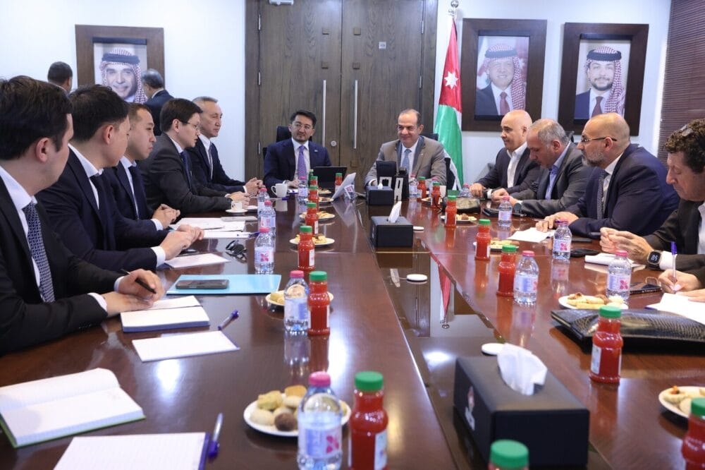 الأردن وكازاخستان يبحثان تعزيز التعاون في الابتكار الرقمي وصناعة الطيران