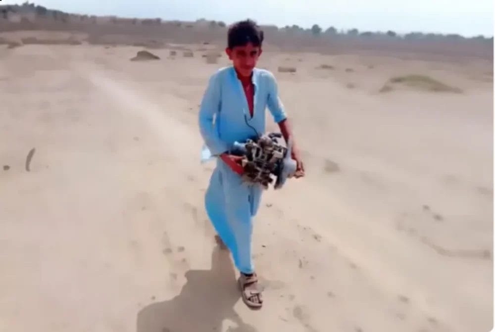 طفل باكستاني يجمع حطام طائرة مسيّرة ويعرضه للبيع