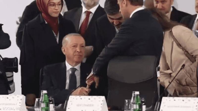 فيديو مثير للجدل.. أردوغان يُحرج ماكرون بـ'فخ الأصابع'