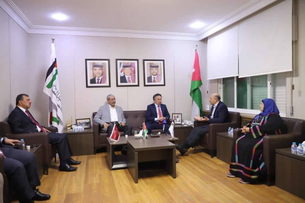'العمل النيابية تثمن دور جلالة الملك عبد الله الثاني، في الإشراف المباشر ، لعمليات الإنزال الجوي