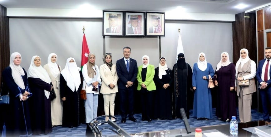 الفايز يلتقي لجنة المرأة وشؤون الأسرة النيابية