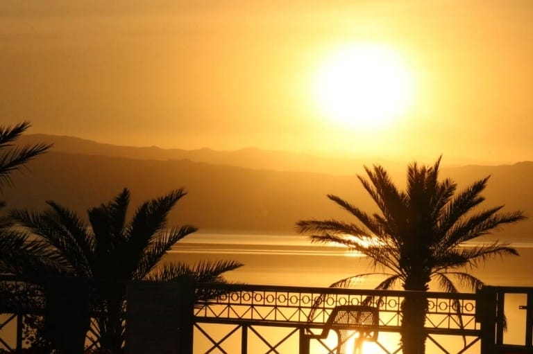 بدء استقبال زوار شاطئ عمان السياحي في البحر الميت