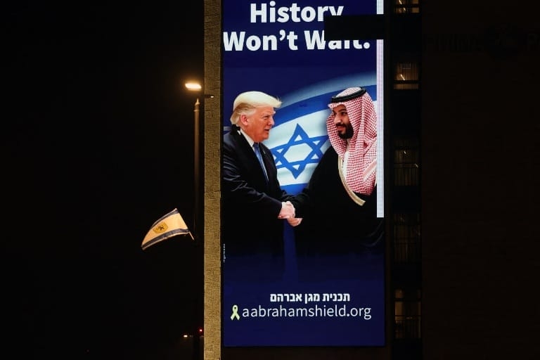 بإسرائيل: رفع صور محمد بن سلمان وترامب.. وهذا ما كتب عليها