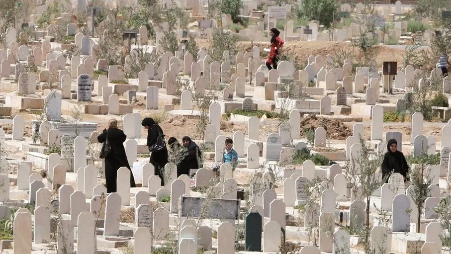 ذوو أسبقيات يعظون في المقابر ويحتالون على أهالي متوفين وينشلونهم