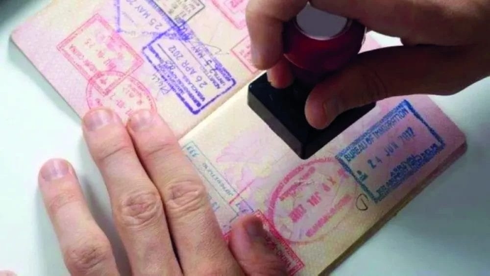 الإمارات: تأشيرة دخول 180 يوماً لإتمام 'الإقامة الزرقاء' لمدة 10 سنوات