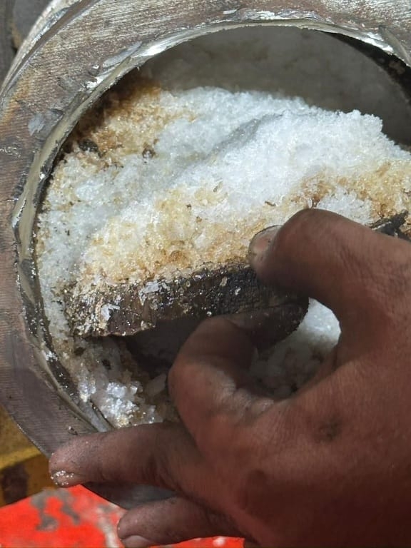 إحباط تهريب 45 كغم من مادة الكريستال أُخفيت داخل قطع آليات ثقيلة