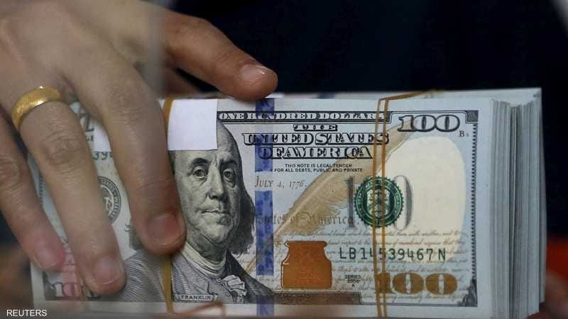 الدولار يتراجع وسط تجدد التوتر التجاري