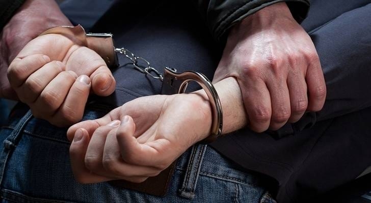 قتل والدته طعنا .. جريمة تهز البادية الشمالية