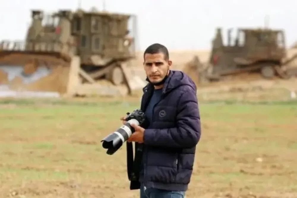 استشهاد الصحفي الفلسطيني اصليح في قصف استهدف مجمع ناصر الطبي