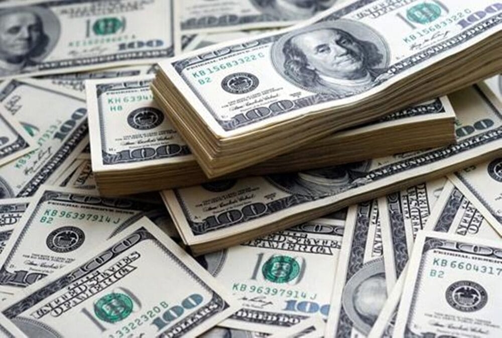 الدولار يتراجع متأثراً بانخفاض عوائد السندات الأميركية
