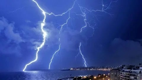 3 قتلى بصاعقة برق في كمبوديا