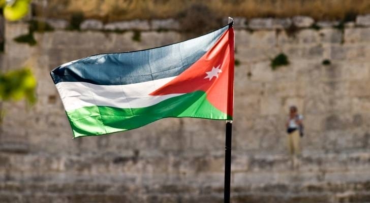القبض على ثلاثة أحداث من جنسية عربية ظهروا يسيئون للعلم الأردني وسيتم اتخاذ الإجراءات القانونية بحقّهم
