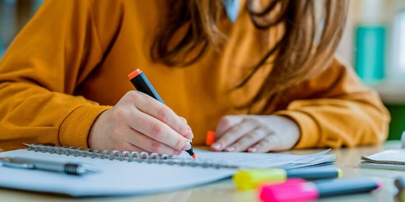 4 طرق للتركيز في المذاكرة للاختبارات