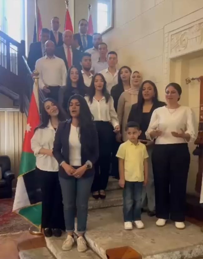 من مقر السفارة الأردنية في القاهرة كورال هارموني يغني لجلالة الملك والأردنيين