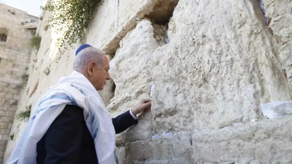 نتنياهو يصلي في القدس من أجل 'سلامة ترامب' -صور