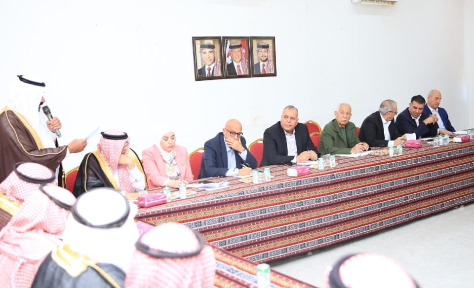 متابعة لزيارة الملك.. العيسوي يلتقي شيوخ ووجهاء الجفر للوقوف على مطالب واحتياجات القضاء