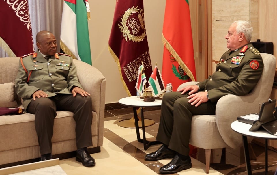 الحنيطي يستقبل رئيس أركان الدفاع الوطني لجمهورية جنوب إفريقيا