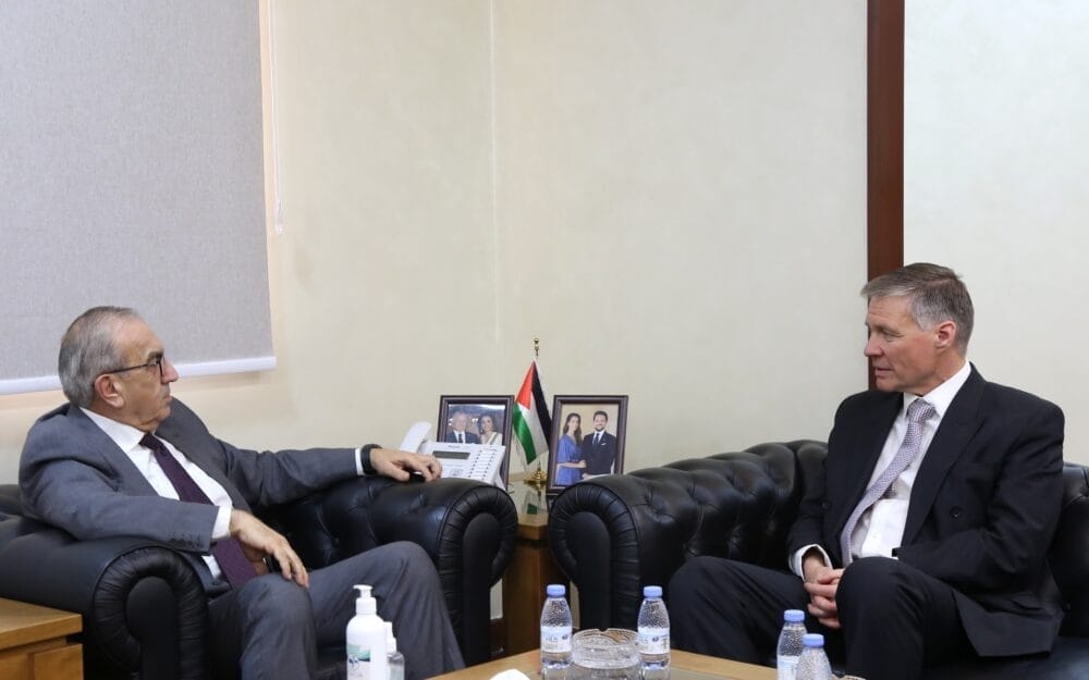 أبو السمن يستقبل السفير البريطاني لدى المملكة