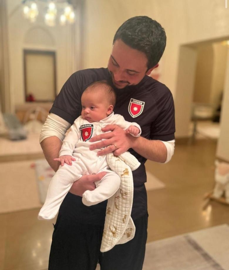 ولي العهد يشارك فيديو للأميرة إيمان بقميص المنتخب الأردني استعداداً لمباراة عُمان