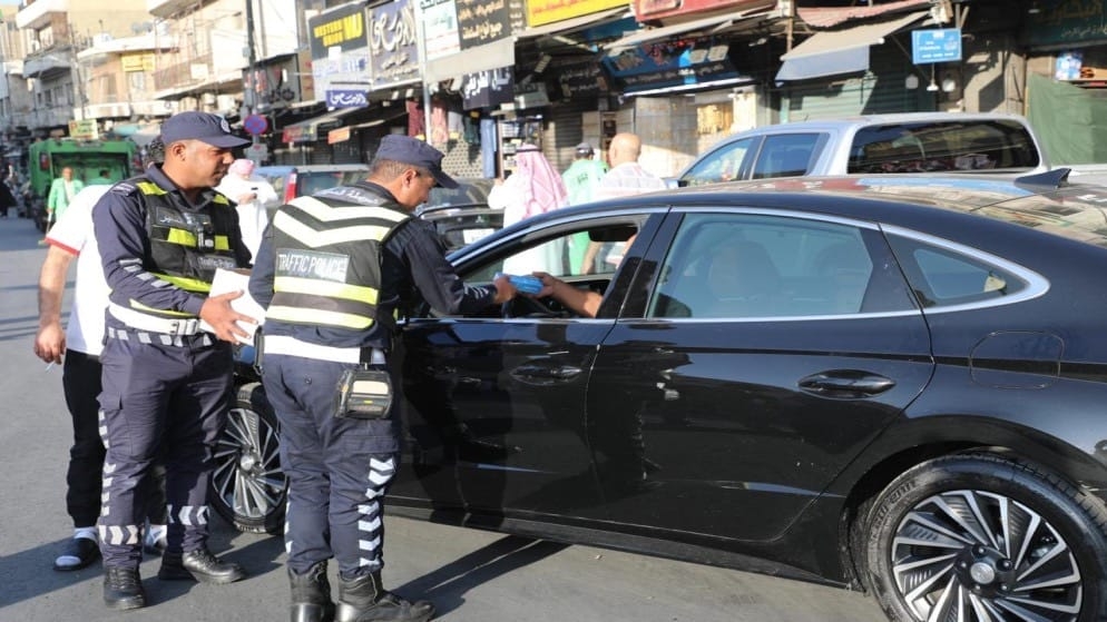 الأمن يوزع الحلوى على المواطنين بمناسبة عيد الأضحى