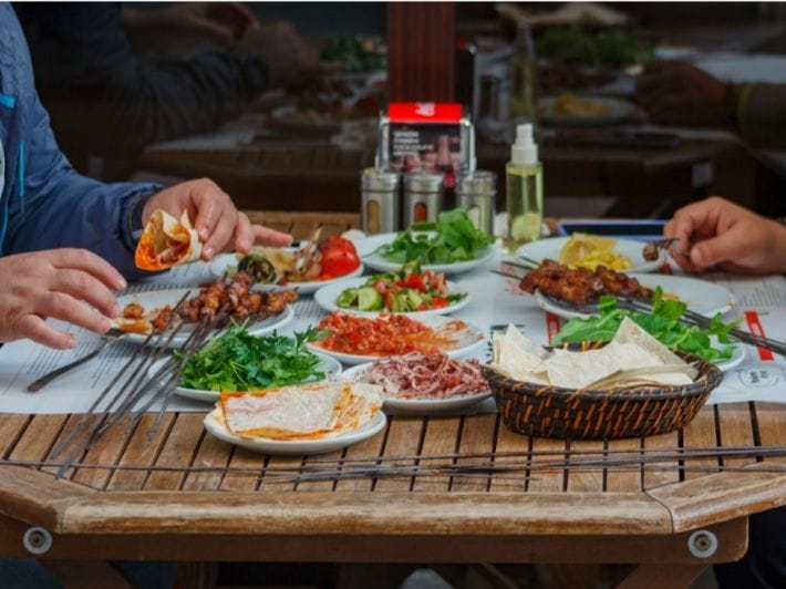 تحذيرات طبية من الإفراط في تناول اللحوم والحلويات خلال العيد